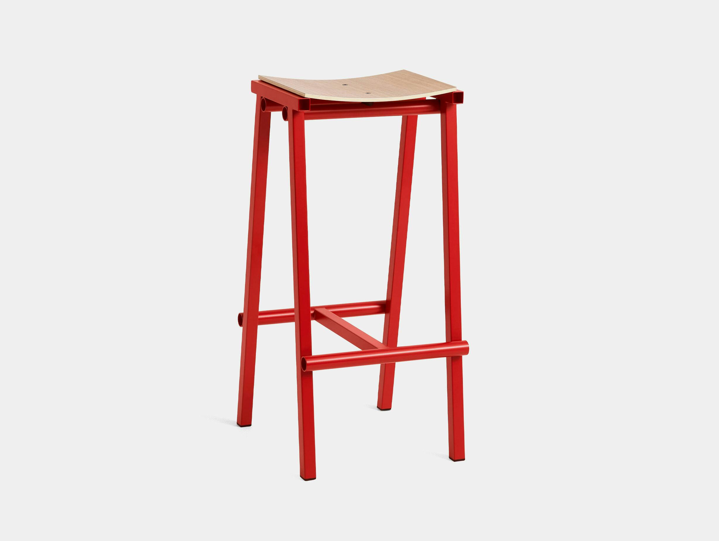 Hay marc morro taburete 8 bar stool h75 oak seat signal red base